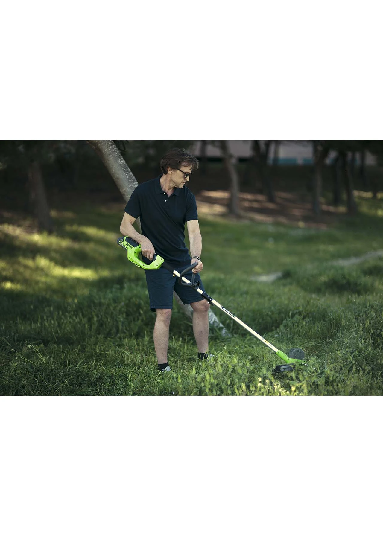 Greenworks 33cm (13") 40V Cordless Front Mount Linetrimmer With 2Ah Bat 2 Greenworks 33cm (13") 40V Cordless Front Mount Linetrimmer With 2Ah Bat - Image 2