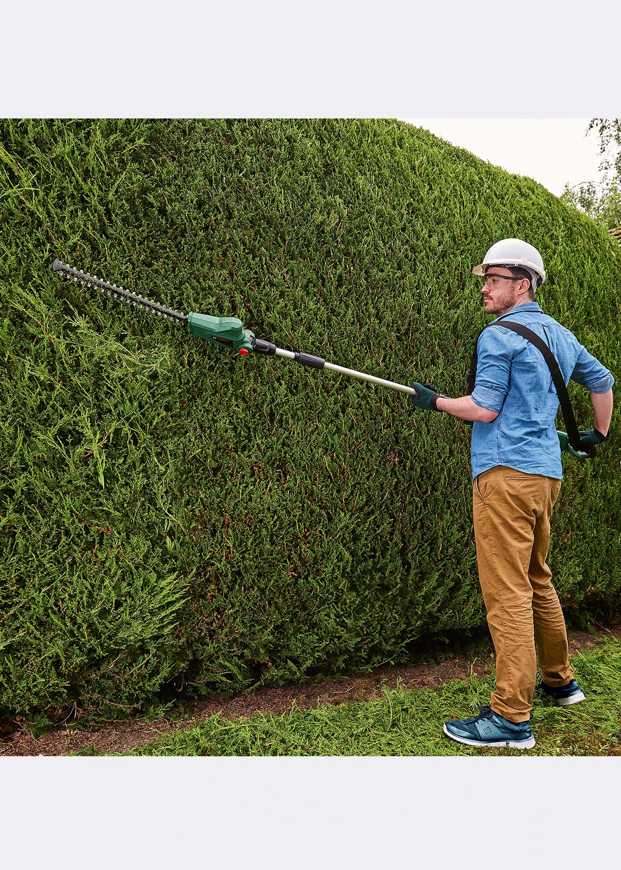 Bosch Universal HedgePole 18 Cordless Hedge Cutter 3 Bosch Universal HedgePole 18 Cordless Hedge Cutter - Image 3